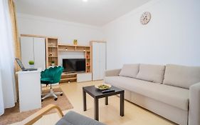 Serene 1Br Apartment With Workspace